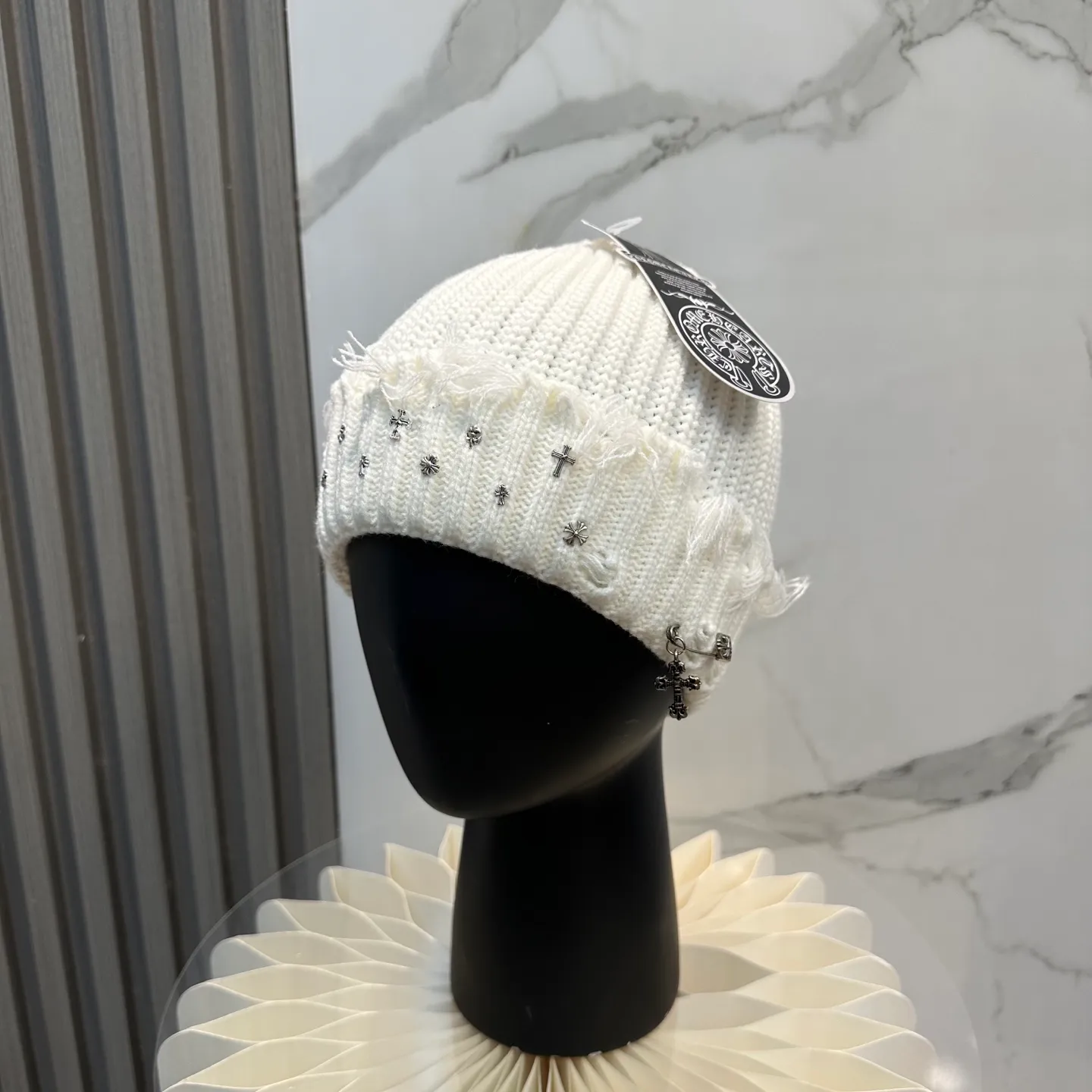 P70 🤍Chrome hearts new autumn and winter cross knitted hat🧶 One of the must-have hats in autumn and winter~ It really looks good on whoever wears it~, it is also a perfect match in black and white and gray in autumn~